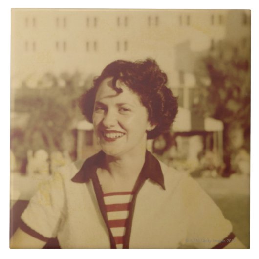 外で坐っている女性 タイル (正面)