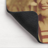 外で坐っている女性 マウスパッド (コーナー)