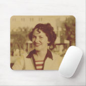 外で坐っている女性 マウスパッド (マウス)