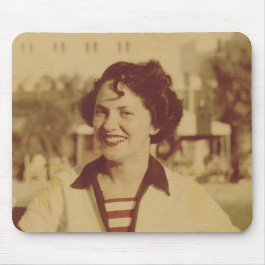 外で坐っている女性 マウスパッド (正面)