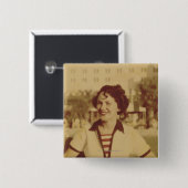 外で坐っている女性 缶バッジ (正面&裏面)