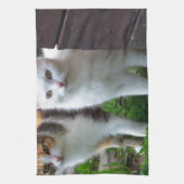 外で遊ぶ猫 キッチンタオル (縦)