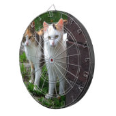 外で遊ぶ猫 ダーツボード (正面右)