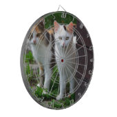 外で遊ぶ猫 ダーツボード (正面左)