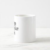 外で食べるのが好きな女の子 コーヒーマグカップ (中央)