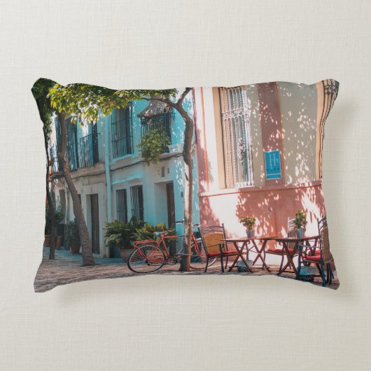 外に二つの茶色のテーブルが アクセントクッション (正面)