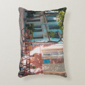 外に二つの茶色のテーブルが アクセントクッション (正面(垂直))