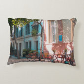 外に二つの茶色のテーブルが アクセントクッション (裏面)