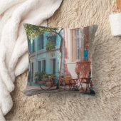 外に二つの茶色のテーブルが クッション (ブランケット)