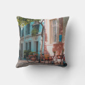 外に二つの茶色のテーブルが クッション (裏面)