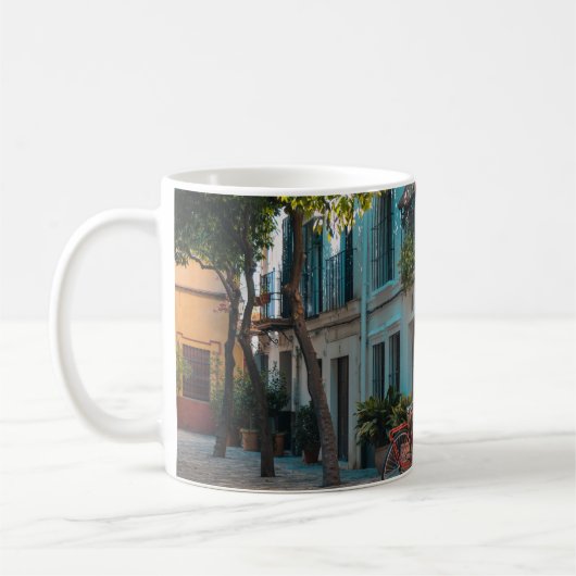 外に二つの茶色のテーブルが コーヒーマグカップ (左)