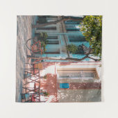 外に二つの茶色のテーブルが タペストリー (正面(横))