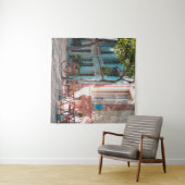 外に二つの茶色のテーブルが タペストリー (インサイチュ(横))