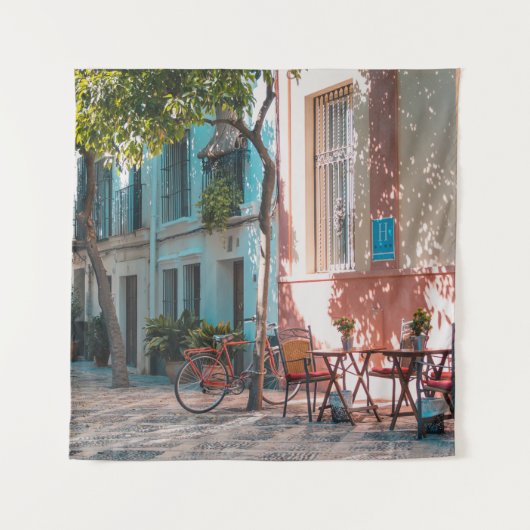 外に二つの茶色のテーブルが タペストリー (正面)