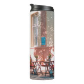 外に二つの茶色のテーブルが タンブラー (回転右)