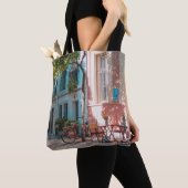 外に二つの茶色のテーブルが トートバッグ (クローズアップ)