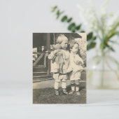 外に人形を持つ2人の子供 ポストカード (スタンド正面)