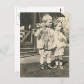 外に人形を持つ2人の子供 ポストカード (正面/裏面)