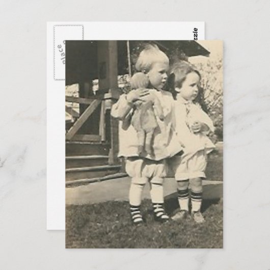 外に人形を持つ2人の子供 ポストカード (正面/裏面)