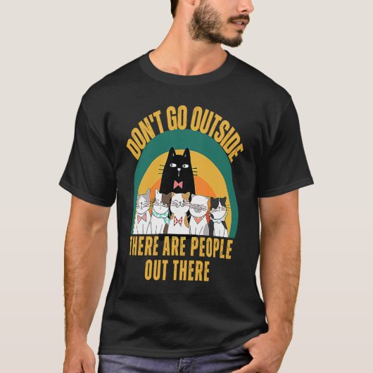外に出ちゃダメだよ、外には人がいるんだから ネコ Tシャツ (正面)