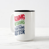 外に出れば万事好都合だ ツートーンマグカップ (正面左)