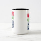 外に出れば万事好都合だ ツートーンマグカップ (中央)