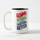 外に出れば万事好都合だ ツートーンマグカップ (左)