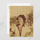 外に座っている女性 ポストカード (正面/裏面)