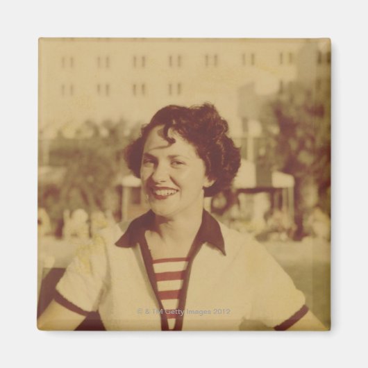 外に座っている女性 マグネット (正面)