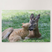 外のキスをする草の上のシカ ジグソーパズル (横)