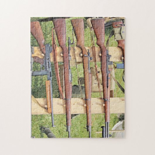 外のラックにWWIIの小さな腕 ジグソーパズル (縦)