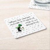 外の天気は恐ろしいし、ワインは楽しい スクエアペーパーコースター (アングル)