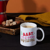 外の寒さ:クリスマスコーヒーマグを飲む マグカップ