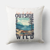 外の生活がより良い – 自然冒険 クッション (裏面)