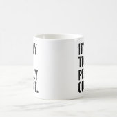 外は人が多すぎる コーヒーマグカップ (中央)