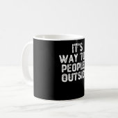 外は人が多すぎる コーヒーマグカップ (正面左)