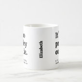 外は人が多すぎる コーヒーマグカップ (中央)