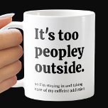 外は人が多すぎる コーヒーマグカップ<br><div class="desc">コーヒユーモアのあるーマグの特徴ことわざ:「外は人が多すぎる…だから私はカフェイン中毒を気に抱えているのだ。 名前を横に縦に印刷してパーソナライズ。おもしろいギフトまたは自分に最適。</div>