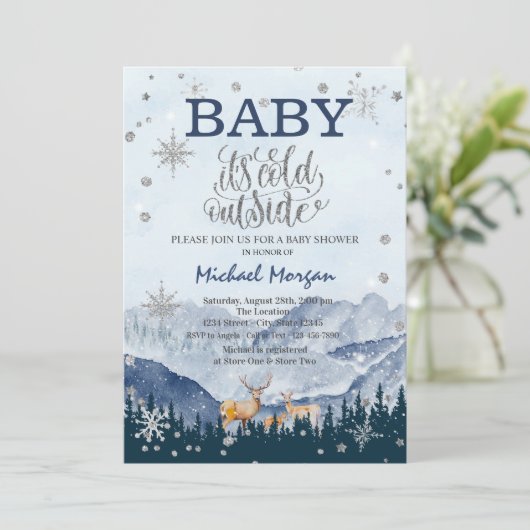 『外は寒い』サンタのトナカイと山 赤ちゃんのお披露目パーティー 招待状 (スタンド正面)