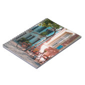 外側に茶色のテーブルが2つ ノートブック (左側)