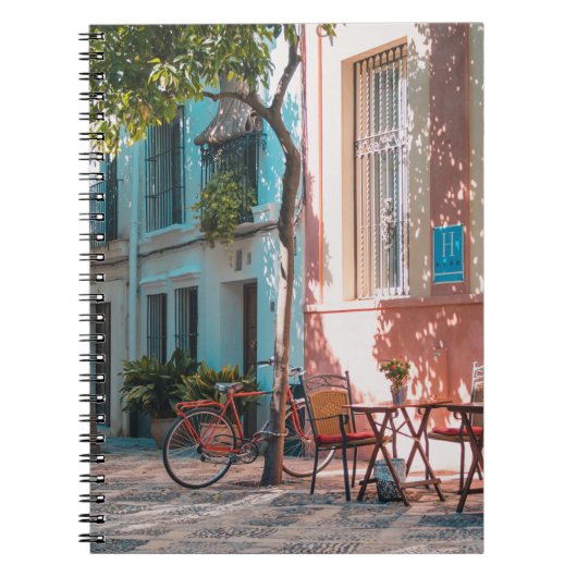 外側に茶色のテーブルが2つ ノートブック (正面)