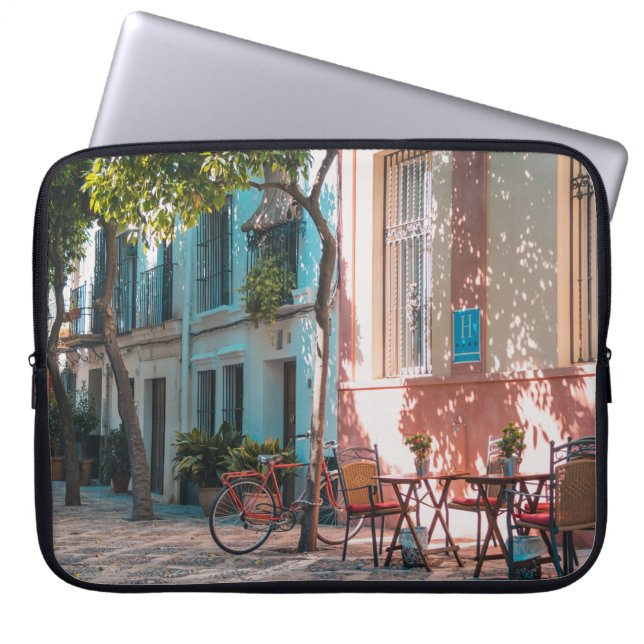 外側に茶色のテーブルが2つ ラップトップスリーブ (正面)