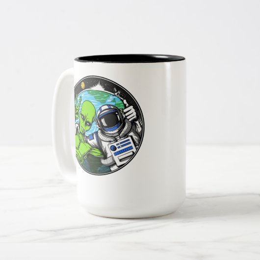 外国のピースサインの宇宙の宇宙飛行士 ツートーンマグカップ (正面左)