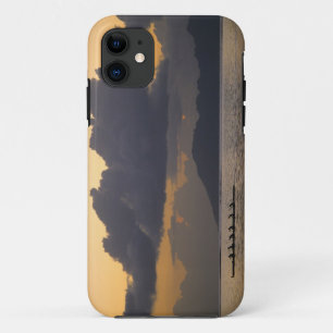 外洋に向かって練習するアウトトリガーカヌーチーム iPhone 11 ケース