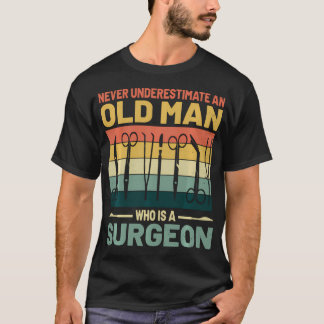 外科医である老人の力を侮るな Tシャツ