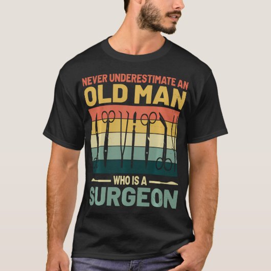 外科医である老人の力を侮るな Tシャツ (正面)