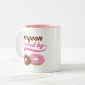 外科医のおもしろいなギフト ツートーンマグカップ (正面左)