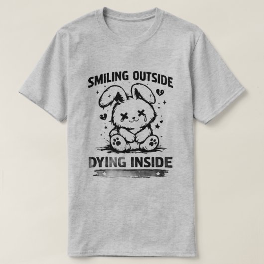 外見は笑顔、内面は絶望 キュートなウサギデザイン Tシャツ (デザイン正面)