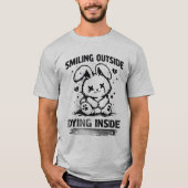 外見は笑顔、内面は絶望 キュートなウサギデザイン Tシャツ (正面)