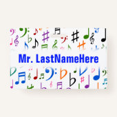 多くのカラフルな音楽ノートおよび記号 + 名前入りの記章 バッジ (正面)